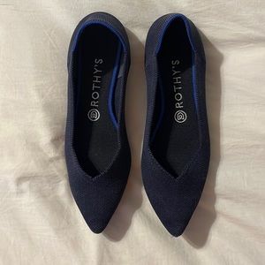 Lightly worn Rothy’s point. Size 9. Navy